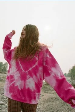 Outlet ✨ Women's Urban Renewal Remade Heart Tie-Dye Crew Neck Sweatshirt Pink 💯